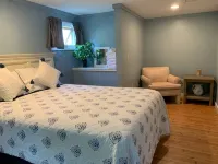 Half Moon Lake, Barnstead, NH vacation house on water front with firepit - Homestays