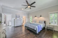 Luxury LAKEFRONT 7Bdr/7.5Ba -Huge Boathouse in Quiet Cove-Public Side-Stunning - 4-Star
