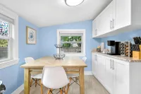 Cozy Cottage! 1 Mile from Downtown & St. Pete Pier - Bungalows