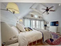 Beachfront 3-bedroom vacation home just 14 minutes from Yale University