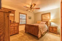 STUNNING MTN / RIVER VIEWS! 4bed/ 3bath  Hot tub, Firepit <15 min to Bryson City - Gym