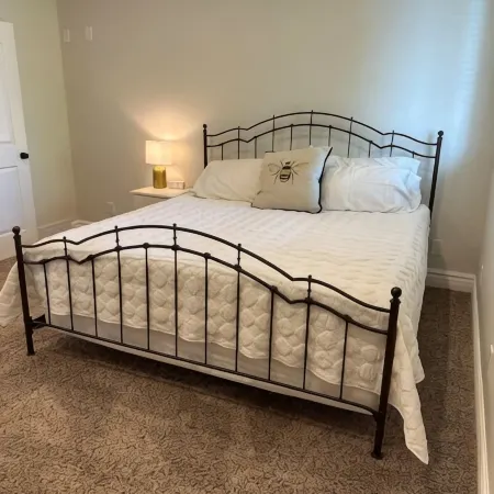 2 Bdrm Private Basement Apartment Sleeps 6 바운티풀 호텔