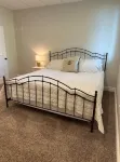 2 Bdrm Private Basement Apartment Sleeps 6 - โฮมสเตย์