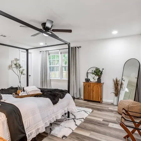 The Craftsman on Clay-4 Blocks to Silos-Backyard Retreat-Hot Tub and Cowboy Pool