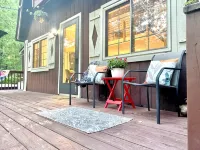 Tranquil Chalet Retreat, Short Walk to Lake & Pool - con encanto
