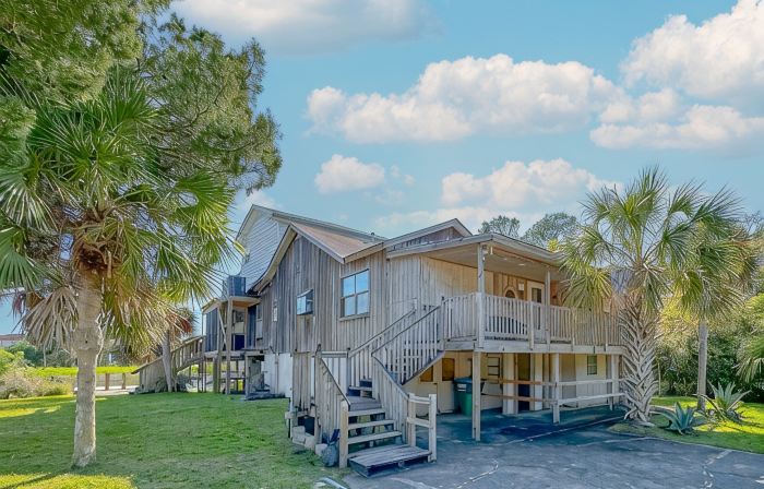 Big Canal-front house, kayaks, canoes, game room, fish right from the dock.