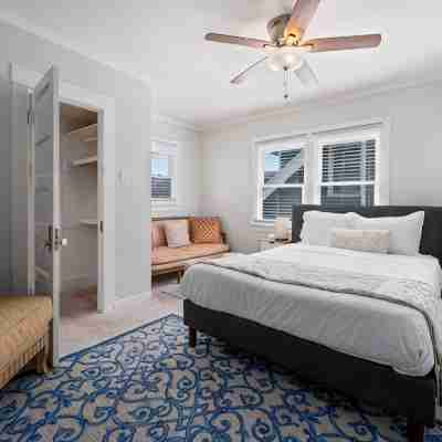 Spacious 4 Bedroom Home in Downtown Long Beach Rooms