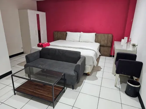 RedDoorz Plus Near Mall Kelapa Gading - guesthouses