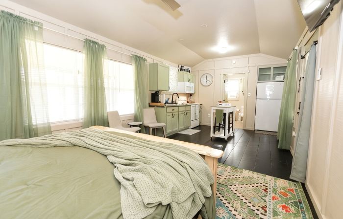 Country Cabin on the Creek in Belton with WiFi, AC