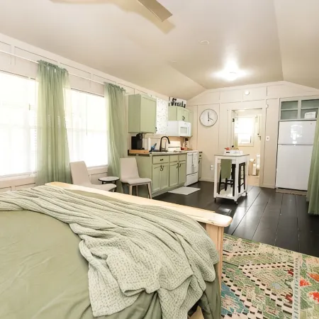Country Cabin on the Creek in Belton with WiFi, AC
