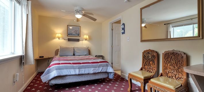The White 2 Bedroom Cottage @Twin Hills Cottages Hotels in Ellsworth
