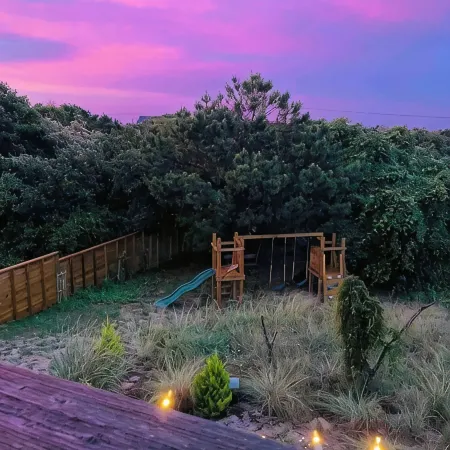 Pet Friendly 5-bedroom cottage just a 16-minute walk to Outer Banks Beaches