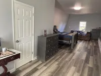 Unique barn shaped 2 bedroom cabin in Rogersville TN with AC, WiFi, dogs ok, - Hytter