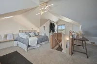 CloudDrift Villa - Romantic MountainTop Getaway with Spa, Sauna and Amazing View Hotels in 