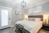 Charmer Downtown 3BR Home w Free Parking near UofO - 4 ดาว