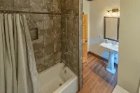 Cozy Cabin on Private Lake! Kayaks, Firepit, Fishing! Relaxing. Pet Friendly. - Alphydda