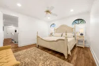 Tropical Paradise! Family-Friendly Home Near the Beach! - 무료 와이파이