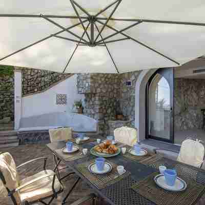 VILLA LE MIRAGE Dining/Meeting Rooms
