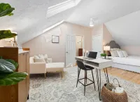 3 Living Rooms, 2 Garages, Gym & Chef’s Kitchen for a Group! - 방갈로