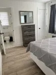 C7 Perfect location in city center, near beaches, private patio, free parking! -  Ferienwohnungen