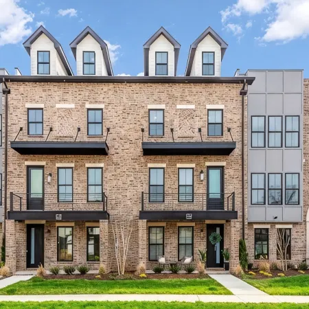 Luxury Massive Townhome, Pool, Elevator, Amenities
