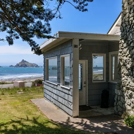 Coastal Cove Beach Bungalow! Beach Walks, Whale Watching, Agatha Hunting & More!