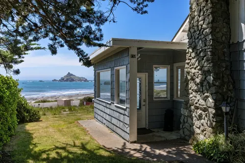 Coastal Cove Beach Bungalow! Beach Walks, Whale Watching, Agatha Hunting & More! - ビーチサイド