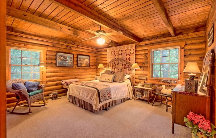 Mountaintop log cabin w/ wood stove hot tub and grill near Lake Chatuge