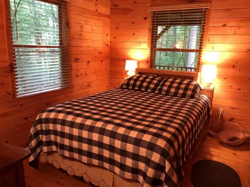 Cozy Cabin with Fireplace, 2 Bedrooms & 2 Queen Size Couch Beds! - 2성급