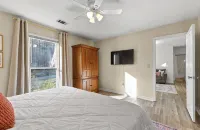 Modern 3 King Beds + Rocking Chair Front Porch & Back Patio. Near Downtown! - Homestays