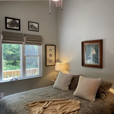 Luxurious 2Br Creekside Deckhouse w Saltwater Hot Tub