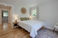 Cozy 3-Bedroom Cottage, Near the Lake - 3-Star