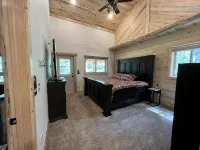 Cutthroat Cabin: Large cabin with creek, 5 min. to Terrace Lakes for golf - 4-Star