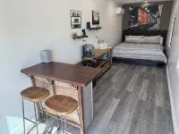 Modern Glamping Cabin in Springfield with king bed and AC on 3 private acres. - Feriehus