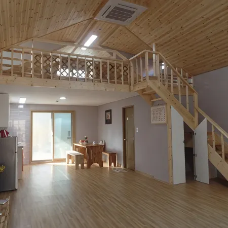 Daejeon Jangtaesan Wildflower Pension