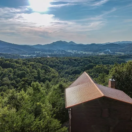 Awesome Mountain Views. Minutes to Nat’l Park. Dog Friendly! Sleeps up to 8.
