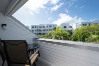 Southern Escape at Truman Annex - 2 Bed / 2.5 Bath with Parking & Shared Pool - Bungalows