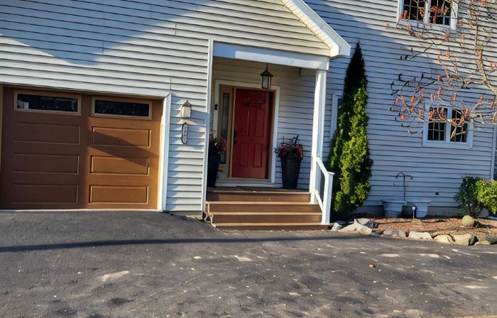 Relaxing, FUN, Comfortable Home on 50 ft. Flat Waterfront. 25 steps to the lake!
