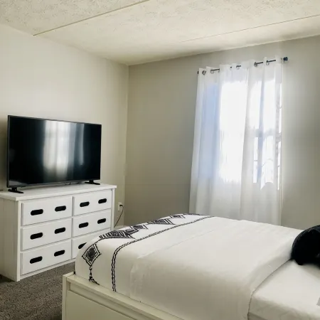 Spacious 2Br Apartment w/ Balcony • Free Parking • Near Upmc