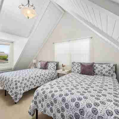 Magical Home on the Hill with Ocean Views - Two Queen Beds and One Full Bed Rooms