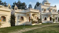 Rajasi Palace - parking