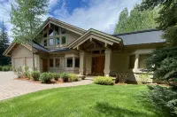Ski bus stops at front door, court sports and indoor game room, bike path - WiFi