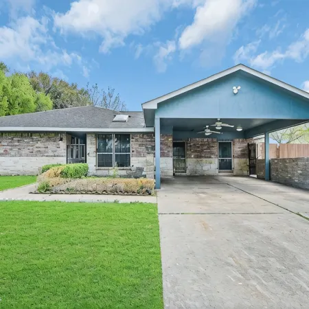 5BR Family Gem: Barbecue, Swim & Relax!