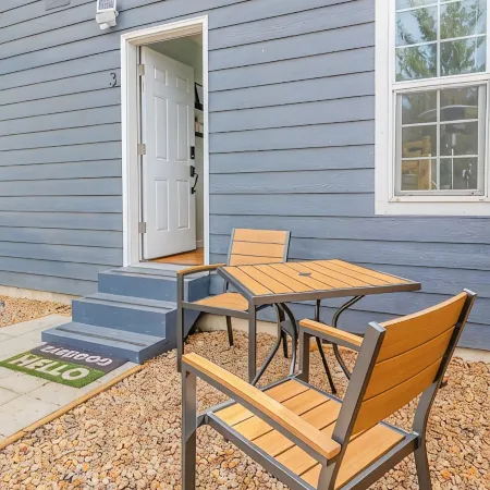 Cozy Queen, Private Bathroom and Entryway