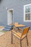 Cozy Queen, Private Bathroom and Entryway - Apartments