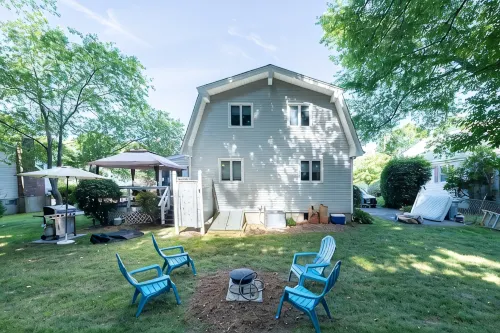 Seaside Serenity: Renovated Beach House Oasis in Charming Niantic - Wifi
