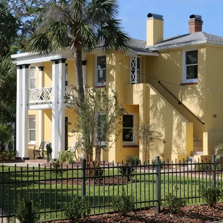 C2 Perfect location in historic city center, near beaches, patio, free parking!
