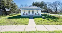 Charming 3-bedroom house with AC and WiFi in fabulous Luling - 4-Star