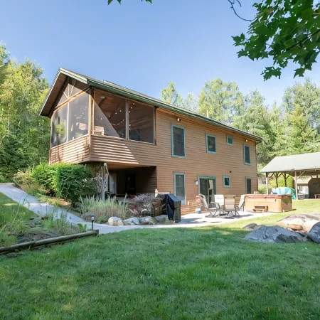 Modern Cabin w/ Hot Tub-Minutes to Lakes & Skiing