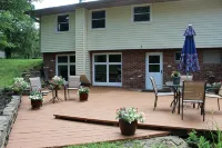 Large Apartment with Private Entrance, Car Port, Deck, and Firepit, Sleeps 4. - 3 étoiles